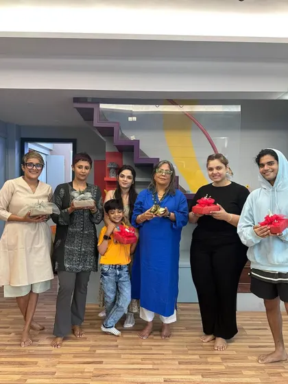 Look at these happy faces! I feel so proud and satisfied when I see my students holding the beautiful items they created themselves. This is what my workshops are all about, that feeling of accomplishment and shared joy.