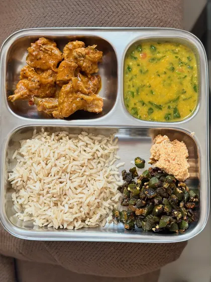 Another look at the complete meal of brown rice, chicken curry, dal, sautéed okra, and pudi.