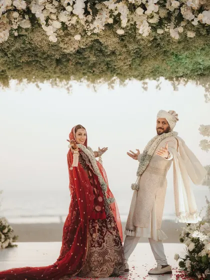 "Kuch Kuch Hota Hai, tum nahi samjhoge." This couple's Bollywood-style pose captures their fun-loving energy perfectly against the Goa sunset.