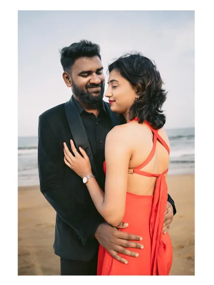 An intimate embrace by the sea, this photo captures the quiet and deep connection between the couple.