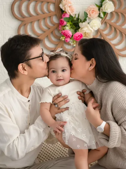 A portrait of pure love. These quiet, tender moments between parents and their child are among the most powerful. I focus on capturing that deep connection in a natural and beautiful way.