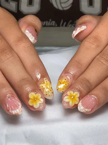 A close-up of a beach-themed set. We created 3D seashells and starfish, along with a sandy texture and a soft blue gradient, for the perfect vacation nails.
