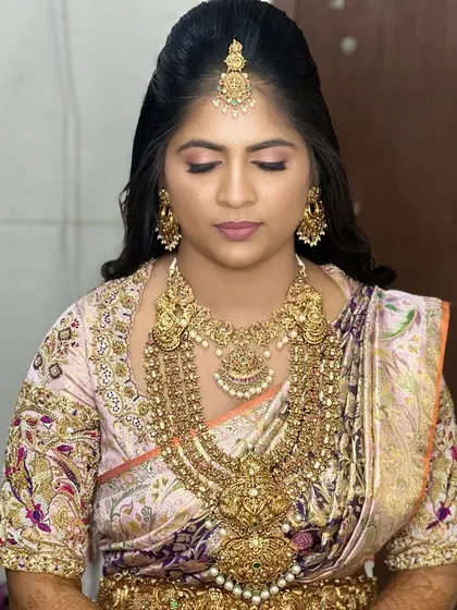 The soft pink eyeshadow and matching lip create a harmonious and feminine look. My course covers how to use color to create different moods, from soft and romantic to bold and dramatic.