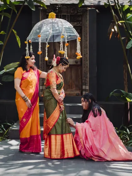 A picture-perfect bridal entry. The bride is shaded by a simple yet elegant floral umbrella, a charming and timeless detail that stole everyone's hearts.