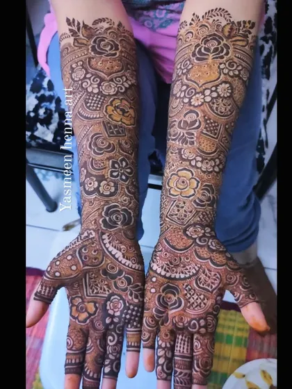 This bridal design is a testament to patience and detail, with every inch of the skin covered in beautiful patterns.