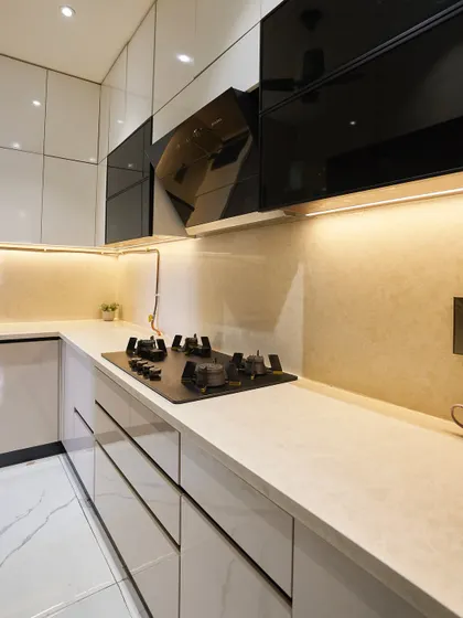 A close-up of the hob and chimney. The handleless drawers and cabinets give the kitchen a very clean and minimalist look.