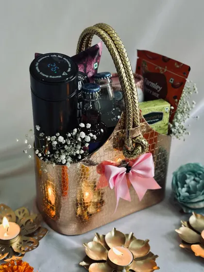 The elegant design and curated contents make this rose gold hamper a truly special festive gift.