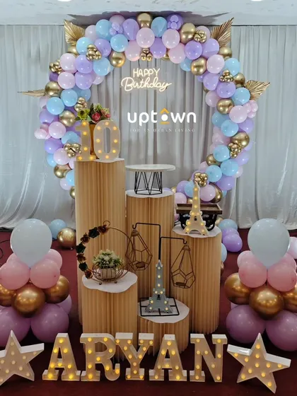 The full view of the circular balloon wreath setup.