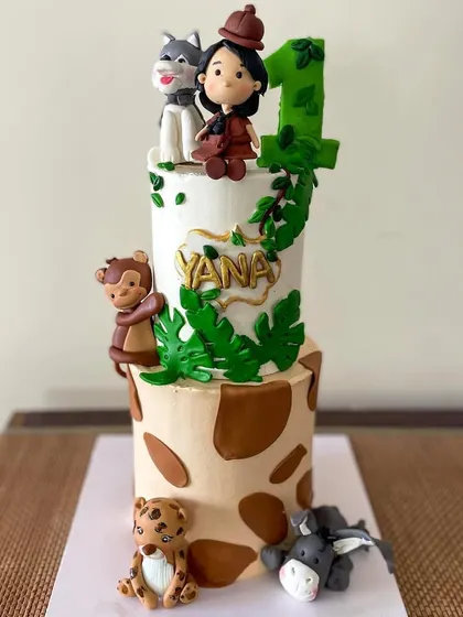 The full jungle-themed cake, complete with a husky, monkey, leopard, and donkey.