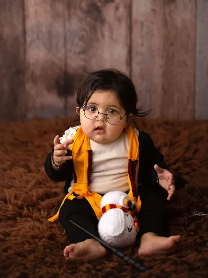 How adorable is this little wizard? I had so much fun creating this magical Harry Potter themed session. I provide all the props to make your baby's photoshoot truly enchanting.