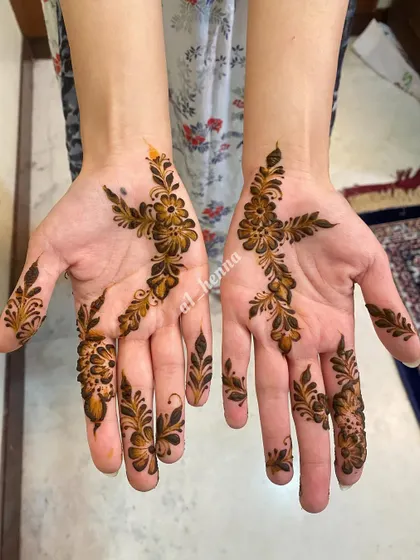 A delicate Arabic vine design that flows gracefully across the hands.