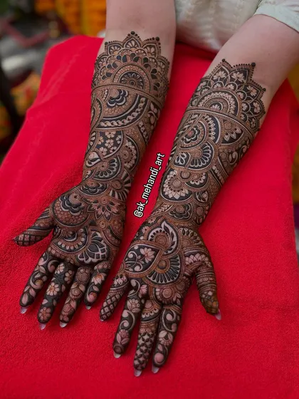 This full bridal set features bold, dark-filled areas that make the lighter, detailed patterns pop, creating a stunning 3D effect.