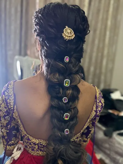 A clearer view of the Navratna gem braid, showing the precise placement of each stone.