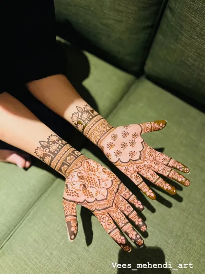 The same design as the first image, but with a lighter, fresh stain. This shows the color of the henna right after the paste has been removed.