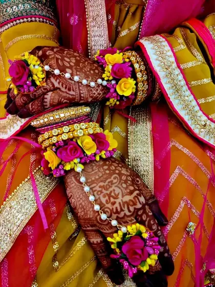 The one-day stain, already deep and rich, adorned with colorful floral jewelry for the wedding ceremony.