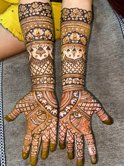 A lovely traditional design with a focus on elephant and lotus motifs, creating a classic and auspicious look for any bride.