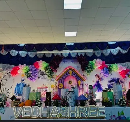 A full stage view of the 'Onderland' theme. The wide backdrop creates an immersive fantasy world with fairies, a clock, and a magical house.