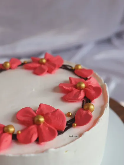 A closer look at the delicate piping work on this floral wreath cake.