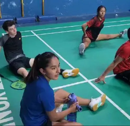 Players from our academy and the Peru national team stretching together after a strenuous training session, building camaraderie and mutual respect.