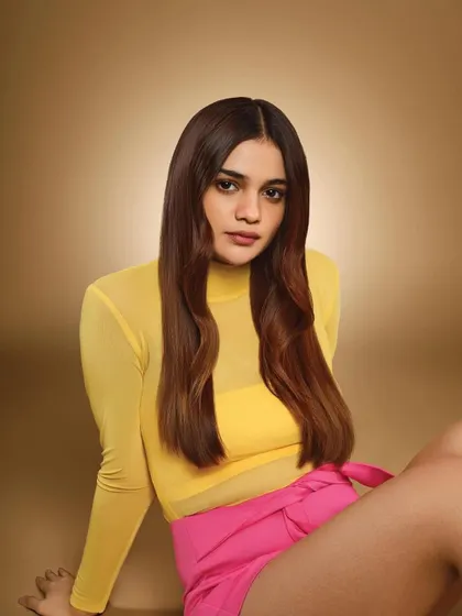 This look for Schwarzkopf features a clean, youthful makeup style. I used soft, warm tones to create a healthy glow, ensuring the makeup complemented the model's vibrant outfit and the smooth, flowing hairstyle.