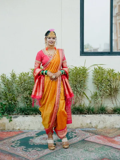 Another full length shot of the Nauvari bride, showing her complete look from head to toe.