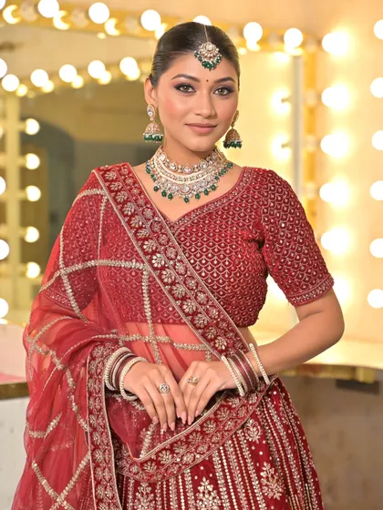 A complete bridal look featuring a heavy, gold-plated Kundan necklace, haath phool, and maang tikka, all available for rent.