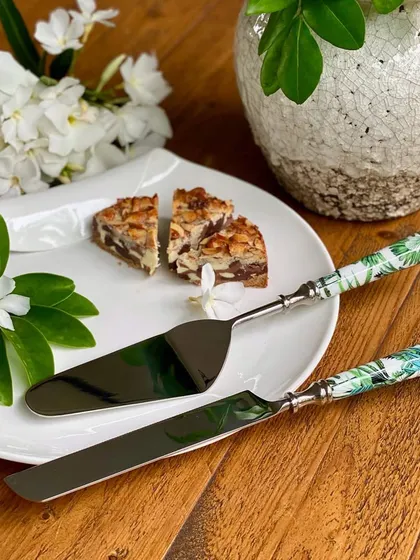 Are you a brunch party queen? This tropical serving set, with its lush print, is a perfect gift for housewarmings, birthdays, or anniversaries, and comes beautifully packed in our signature gift box.