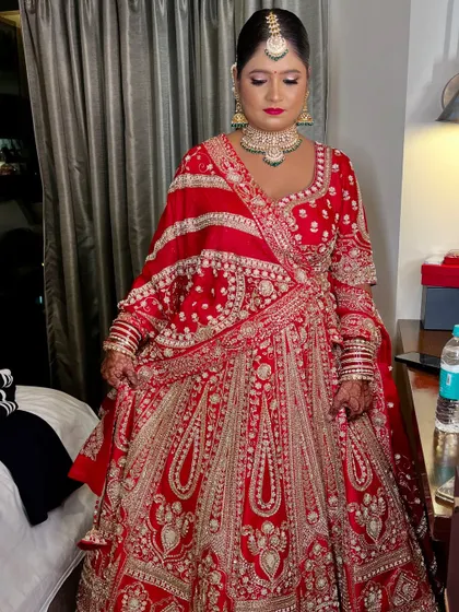 This bride wanted a look that felt true to her. I created a classic bridal style that celebrated her skin tone, with shimmery eyes as the highlight of the look.