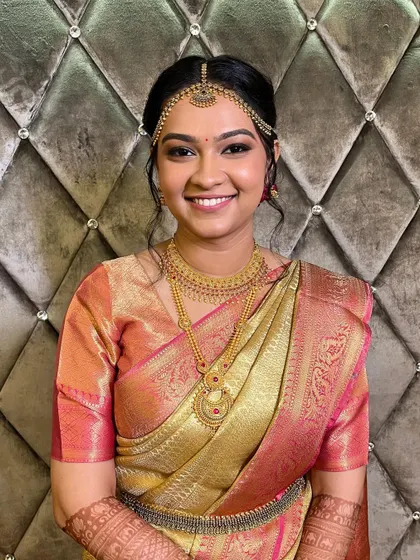 A full portrait of the South Indian bride, looking absolutely stunning.