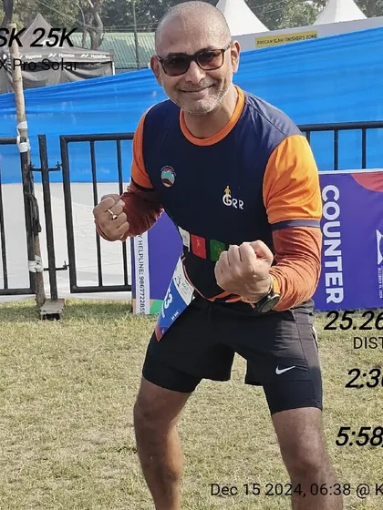 A GRR runner looking strong and focused at the Tata Steel 25K Kolkata, with his impressive stats displayed.
