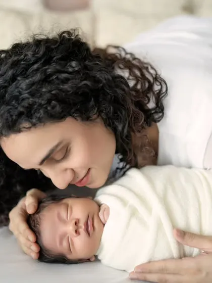 The gentle gaze of a mother looking down at her sleeping newborn. These are the quiet, intimate moments I strive to capture, freezing this feeling of overwhelming love forever.