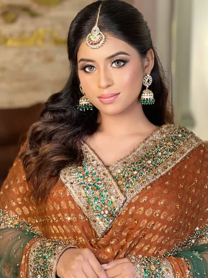 A beautiful example of a complete bridal look taught in our masterclass. The makeup is balanced, with defined eyes and a soft lip, allowing the intricate outfit and jewelry to shine.