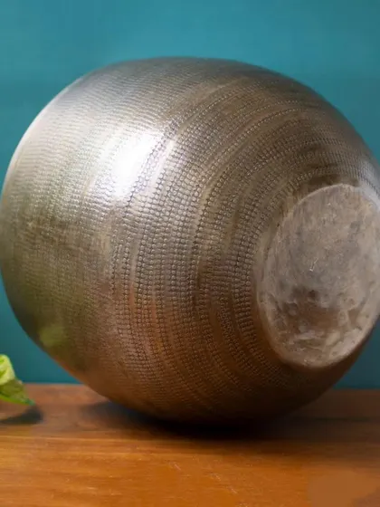 The bottom of the Advait planter reveals the authentic, handcrafted nature of the piece. These subtle imperfections are what make each planter truly one of a kind.