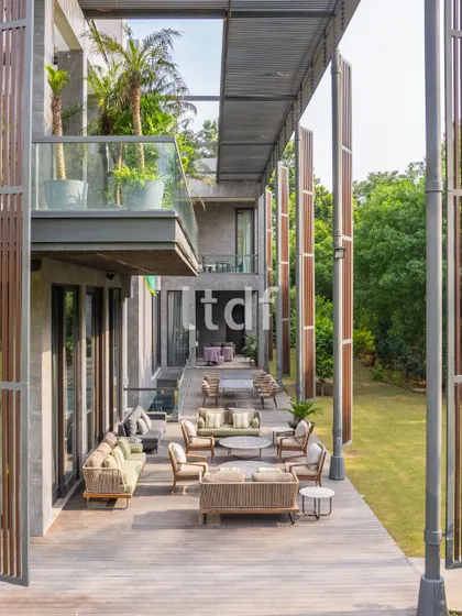 We designed this expansive deck to create a seamless dialogue between the built form and the landscape. The composition of earthy tones, clean architectural lines, and lush greenery results in a sophisticated outdoor experience that invites connection, reflection, and a gentle pause from the everyday.