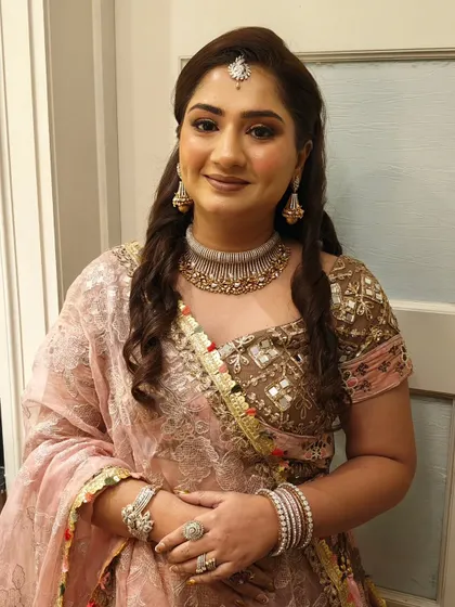 She looks ready for the party! This complete look includes HD makeup, soft curls, and perfectly coordinated jewelry.