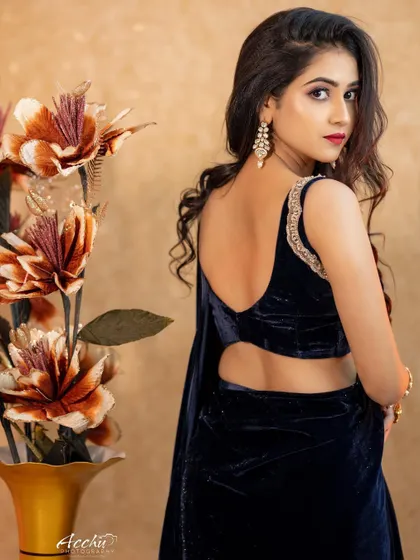 This back-pose highlights the stylish cut of the blouse and the graceful line of the back. It’s a modern and fashionable way to photograph a traditional saree.