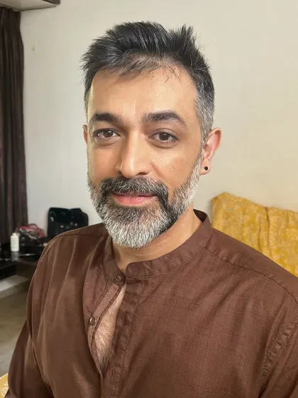 A front-facing view of this natural grooming look. The actor looks fresh and ready for his scene, with makeup that is completely undetectable.