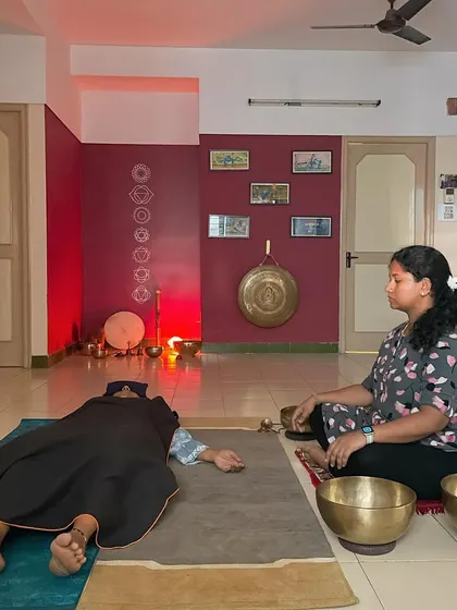This image captures a moment of focused learning during a sound bath session. My training is designed to help you, as a yoga teacher or wellness practitioner, to deepen your understanding of vibrational healing and its application.