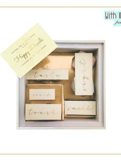 For those who love a classic look, I also offer the '5 Senses' hamper in a timeless cream and gold color scheme, giving it a touch of old-school elegance.