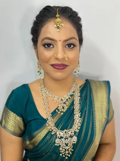 Urmila’s varpooja look. This close-up shows the clean, defined eye makeup and matte lipstick, a classic combination that works beautifully with traditional attire.
