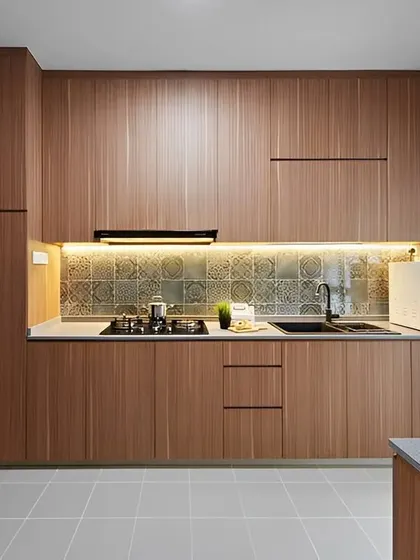This all-wood modular kitchen provides a warm and timeless appeal. The design includes a built-in oven and hob, with a patterned tile backsplash adding a touch of classic charm.