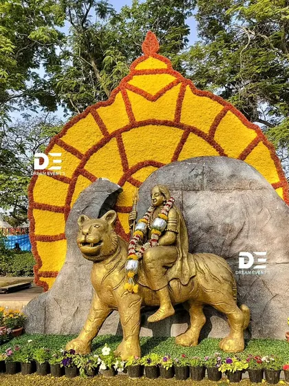 Here, I created a bright floral halo to serve as a backdrop for a historical statue. The radiant design, made with yellow and red flowers, adds a sense of divinity and importance to the sculpture, making it a standout feature.