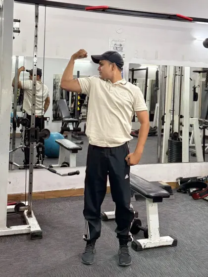 Side flex pose.
