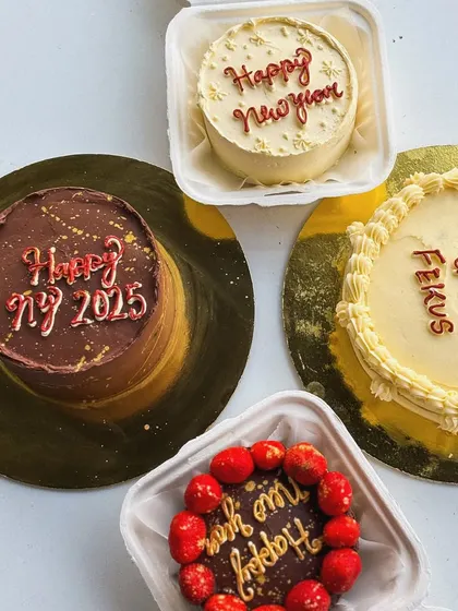 A collection of my New Year's bento cakes and mini cakes, ready for delivery.
