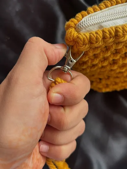 We use high-quality hardware on our bags, like this sturdy metal clasp for the detachable strap. It ensures your bag is secure and long-lasting.