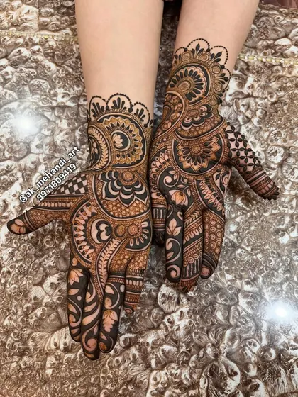 This full-coverage design is perfect for any festival or wedding, with intricate patterns that cover the entire hand.