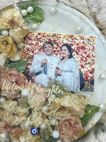 The soft fur background highlights the elegance of this anniversary frame. It’s a beautiful way to display a milestone, reminding the couple of their enduring love every day.