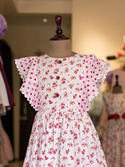 Another look at the floral and polka dot dress, a perfect example of how I love to mix prints in a fun and stylish way.