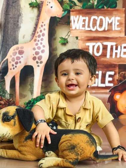 Welcome to the jungle. This little explorer is making friends with the animals in our fun and friendly jungle-themed set.