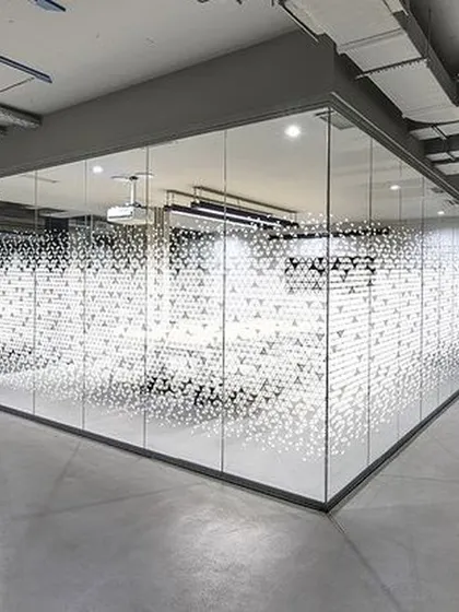 A stunning full-coverage frosted film with a dissipating triangle pattern. This design offers maximum privacy at the bottom and gradually becomes more transparent, creating a stylish gradient effect for a modern office.